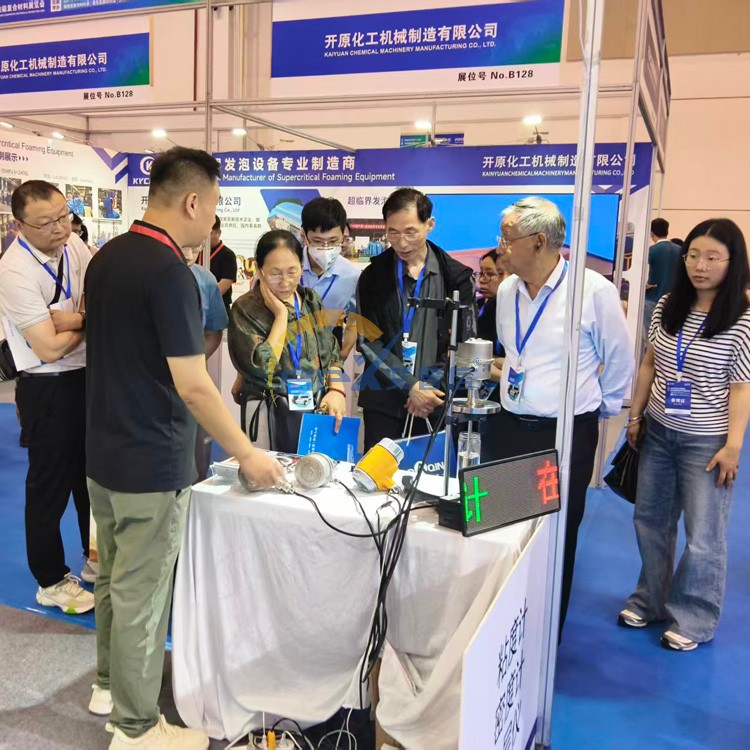 2026 苏州胶粘剂展会火热进行中，展会地点位于苏州国际博览中心。山东艾普信携在线粘度计亮相现场，多款适用于胶粘剂生产的智能监测设备吸引众多客商咨询。专业在线粘度监测方案，适配各类胶粘产品生产工况，欢迎行业朋友莅临展台交流洽谈。